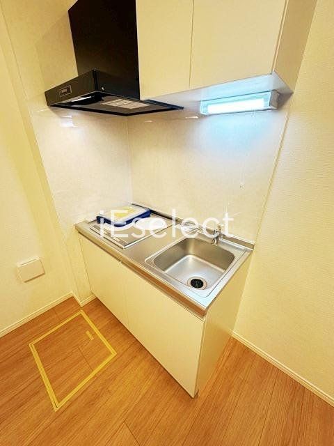 キッチン　２口システムキッチン付き。調理スペースあって料理も楽々♪