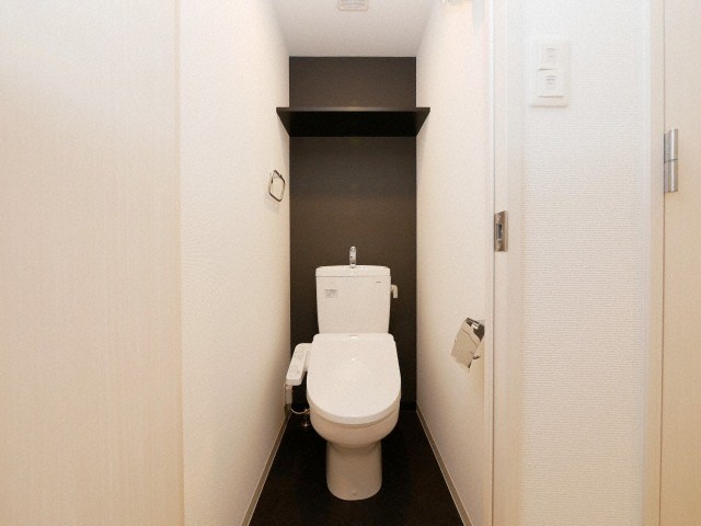 トイレ　落ち着いた色調のトイレです