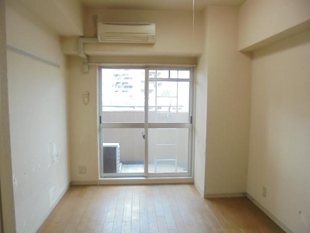 居室・リビング　こちらのお部屋でくつろいでくださいね。
