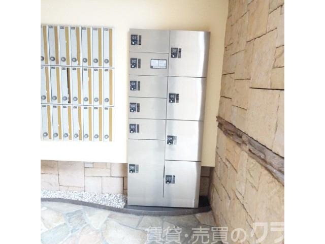 エントランス　留守中の荷物の受け取りは宅配ＢＯＸで♪