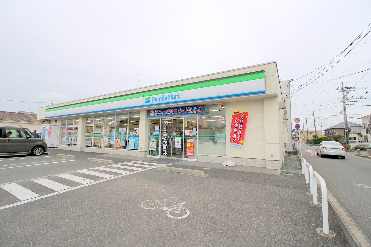 コンビニ　ファミリーマート（コンビニ）まで270m