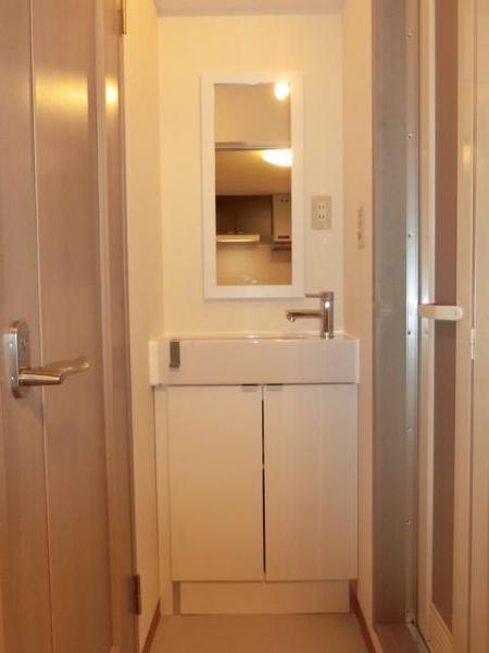 洗面設備　別部屋の参考写真です。現況有姿