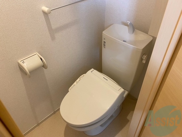 トイレ　嬉しいウォシュレット機能付きです。シャワートイレは便利ですね