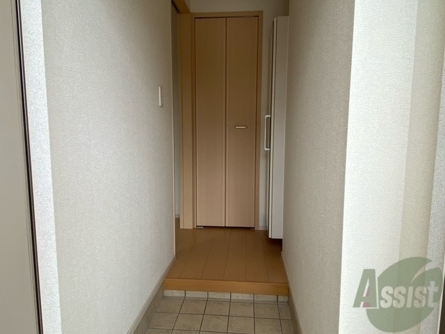玄関　玄関から撮影しました。階段は急すぎないので安心してください。