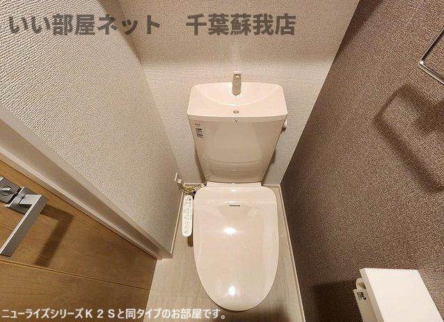 トイレ　落ち着いた色調のトイレです