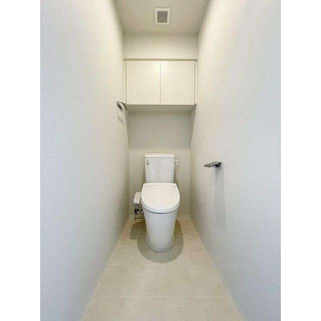 トイレ　落ち着いた色調のトイレです