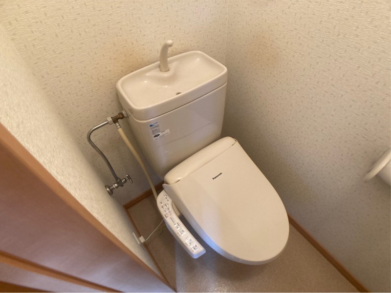 トイレ　トイレです。タオル掛けもついて便利ですね。