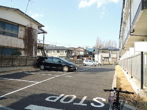 駐車場　コンクリートの駐車場完備