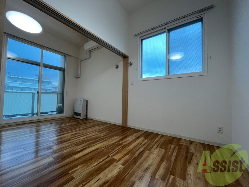 その他部屋・スペース　寝室はこちらです。光が差し込む、温かみのあるお部屋です。