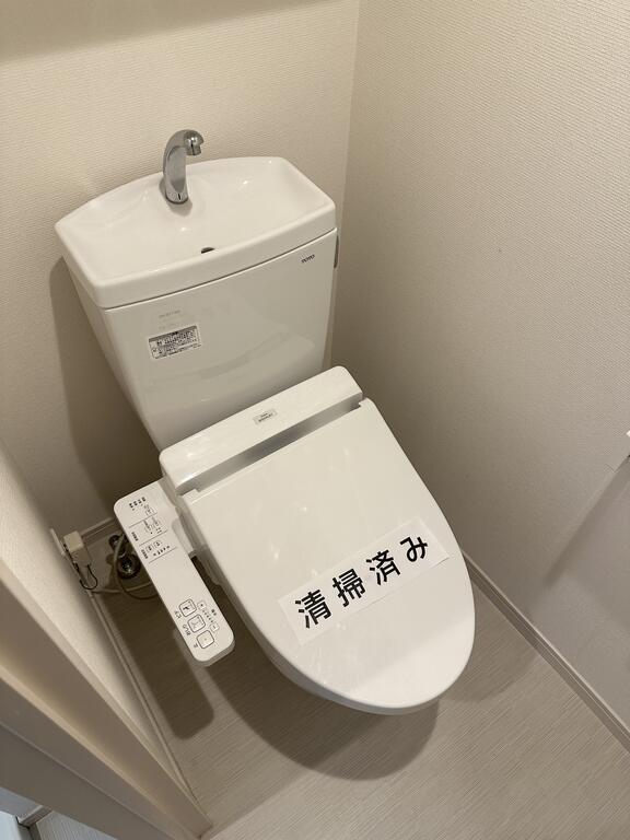 トイレ　※写真は301号室のものです