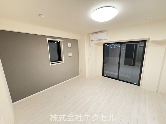 居室・リビング　エアコン完備の明るい室内です。