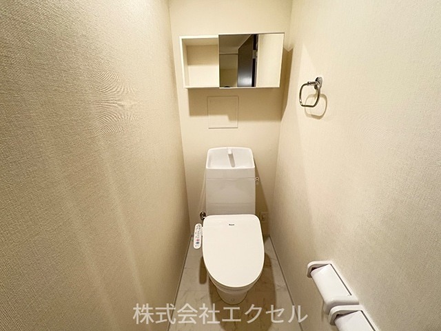トイレ　温水洗浄便座です。