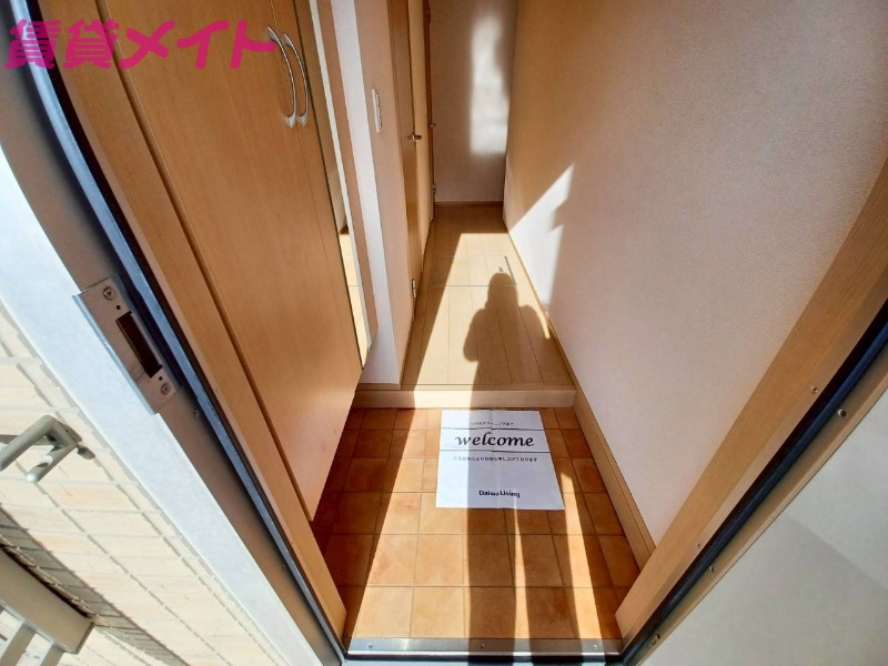 玄関　別部屋反転参考写真です