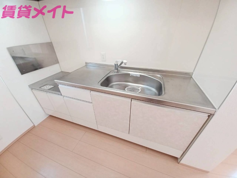 キッチン　別部屋反転参考写真です