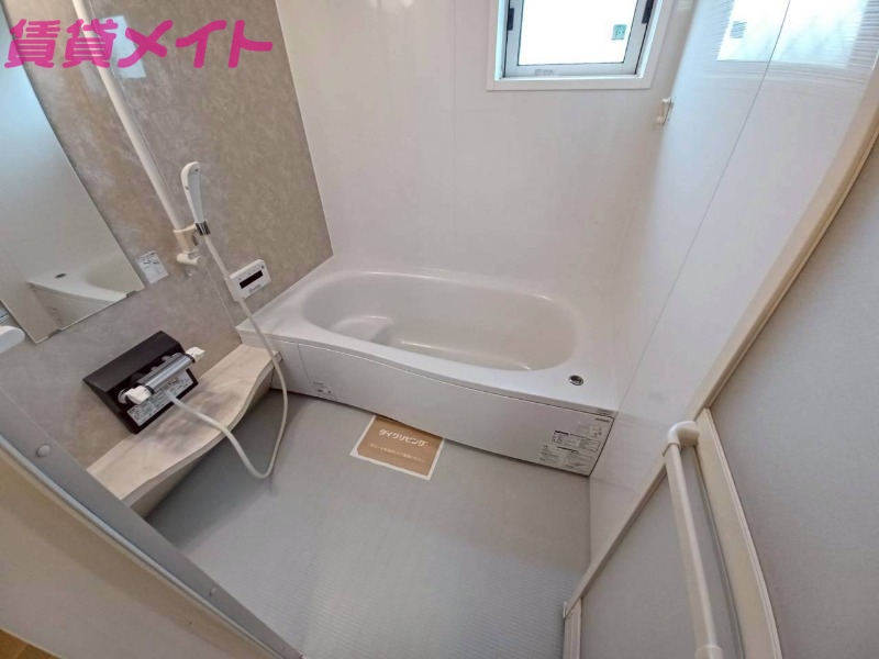 バス・シャワールーム　別部屋反転参考写真です