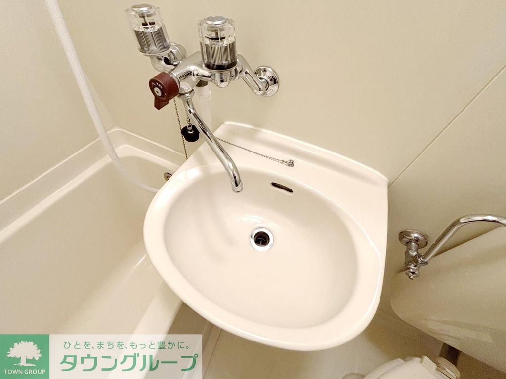 洗面設備　鏡付きの洗面台で顔を洗ったり、歯を磨いたり便利です！
