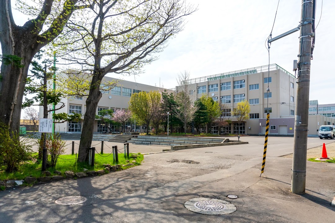 小学校　札幌市立幌南小学校（小学校）まで977m
