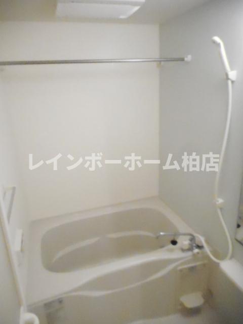 バス・シャワールーム　追い焚き機能・浴室乾燥機があります