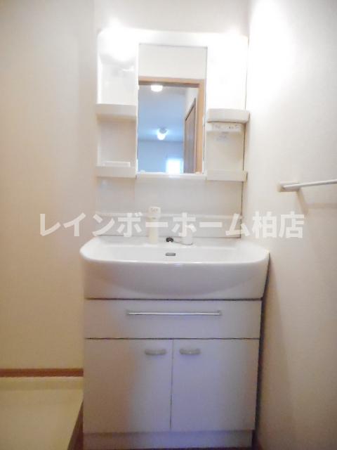 洗面設備　シャワー付き洗面台です