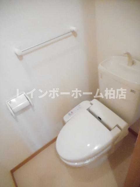 トイレ　温水洗浄便座です