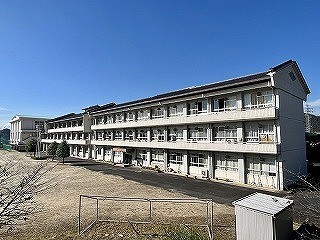 中学校　美濃市立美濃中学校（中学校）まで537m