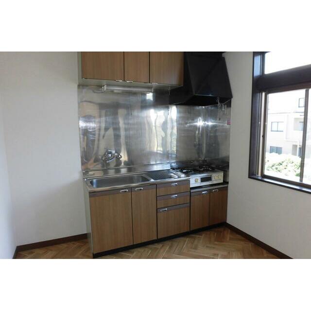 キッチン　＊類似部屋（２０３のキッチンは窓は無いです。）