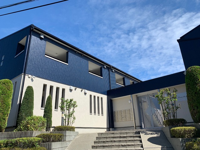 建物外観　★自然の緑と、建物の２色のカラーが美しい建物です★