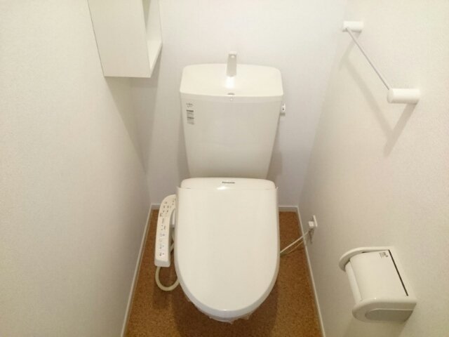 トイレ　落ち着いた色調のトイレです