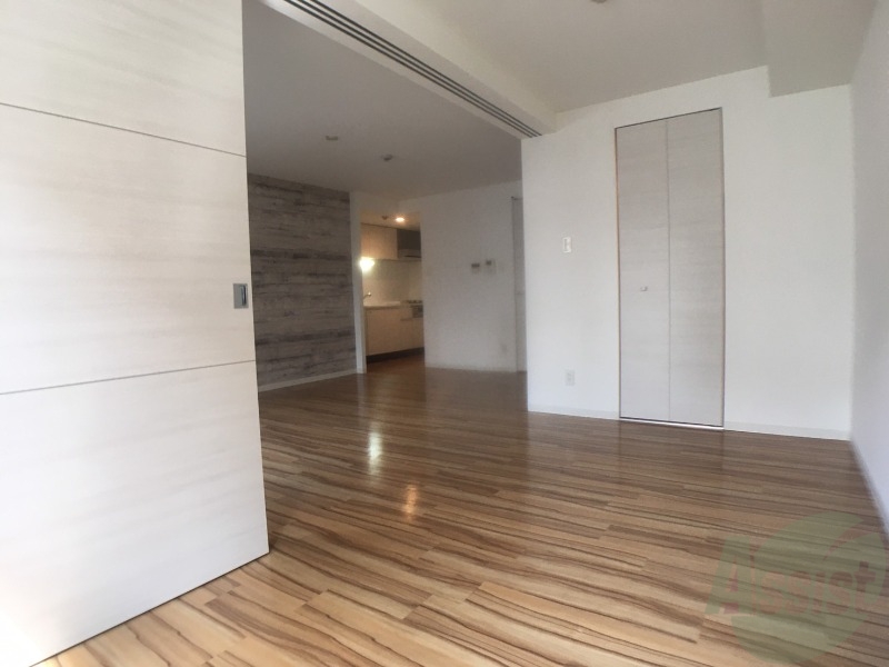 その他部屋・スペース　寝室はこちらです。光が差し込む、温かみのあるお部屋です。