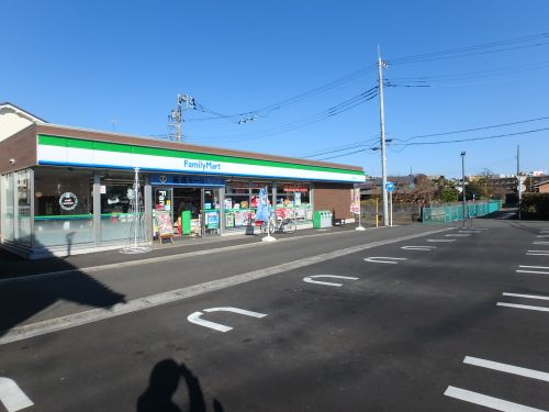 コンビニ　ファミリーマート宮前初山店（コンビニ）まで108m