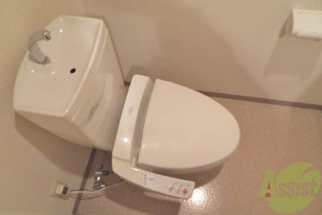 トイレ　嬉しいウォシュレット機能付きです。シャワートイレは便利です。