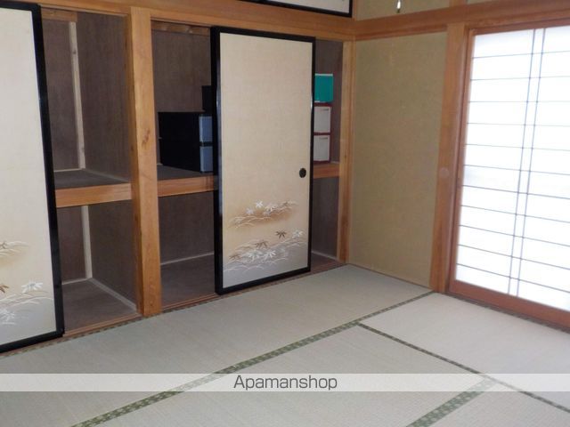 小泉高池一戸建の居間写真