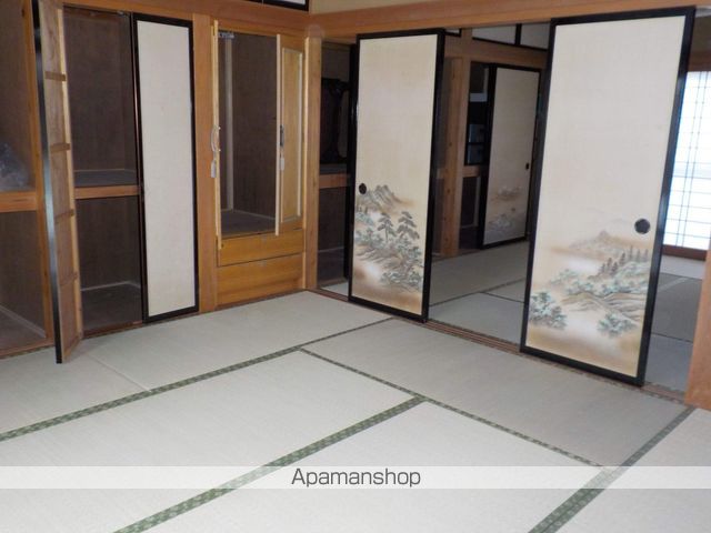 小泉高池一戸建の居間写真