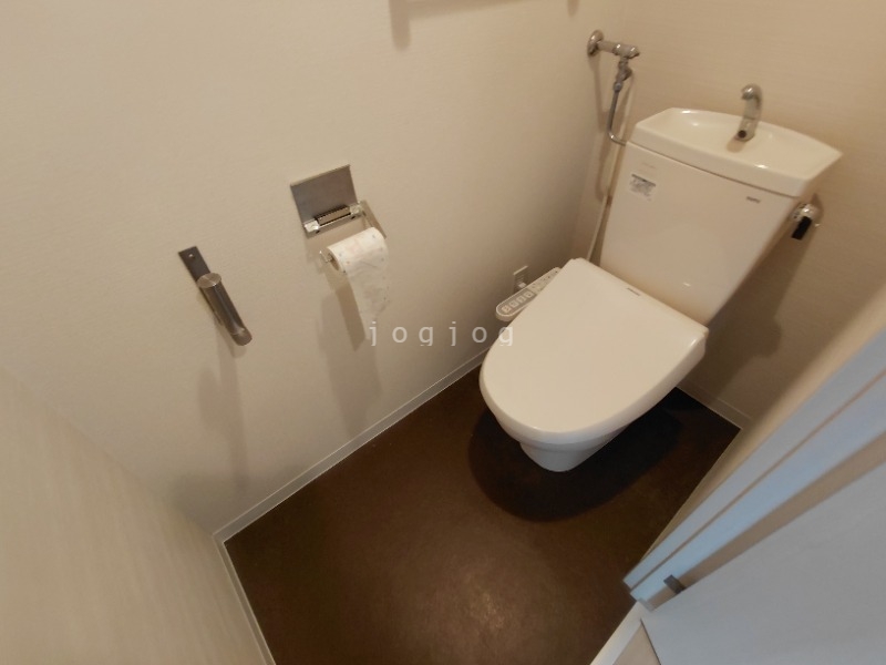 トイレ　嬉しい温水洗浄便座付きのトイレです。