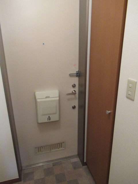 玄関　玄関には下駄箱があるのでスッキリとした空間を保てます