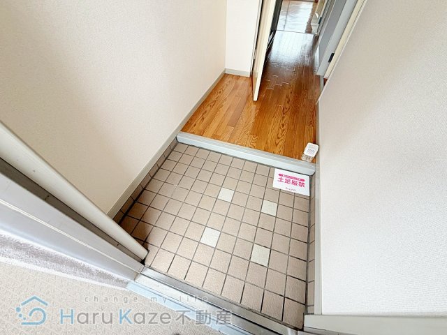 地下鉄鶴舞線 塩釜口駅 徒歩27分 3階建 築33年の玄関写真