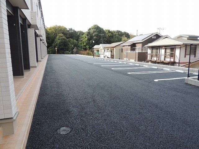駐車場　駐車場があるので、車を買う予定の方も安心です
