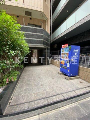 エントランス　落ち着いたエントランスです