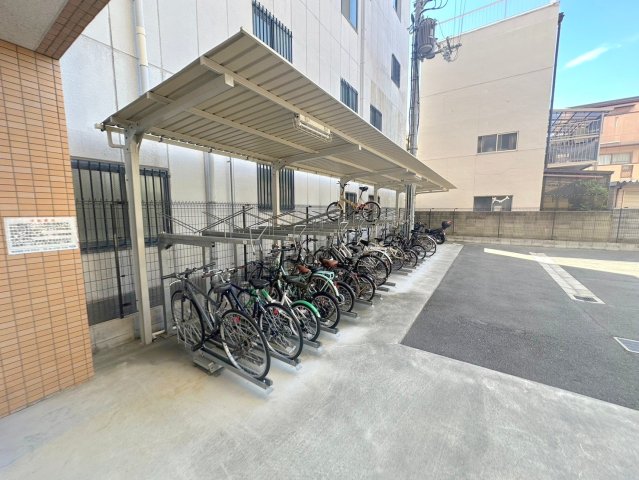 駐車場　敷地内にある駐輪場。雨の日にはうれしい屋根つきです。