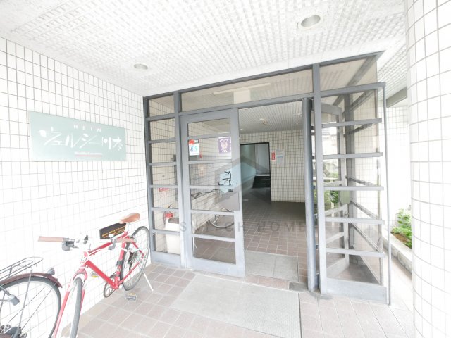エントランス　落ち着いたエントランスです