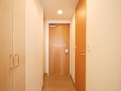 玄関　内見予約受付中、お気軽にお問い合わせください。