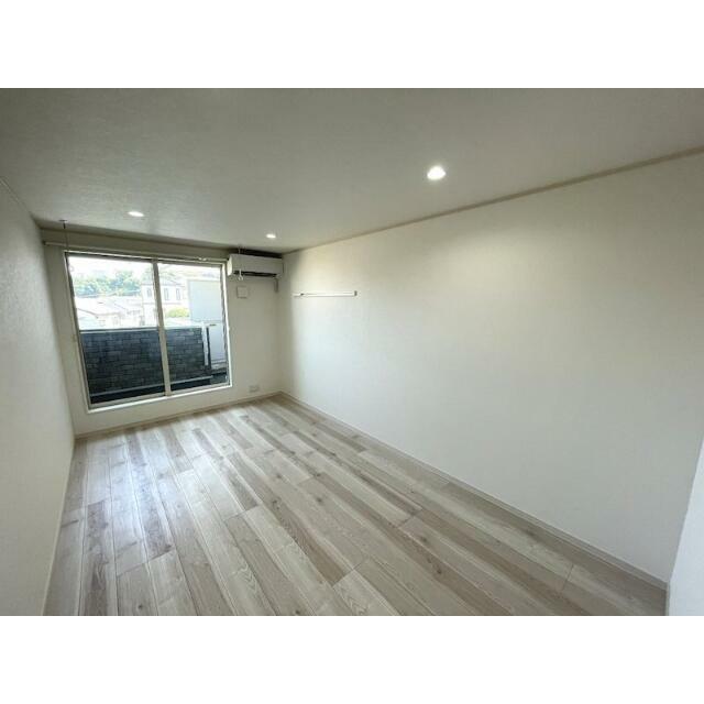 居室・リビング　白が基調の明るい室内！広々！
