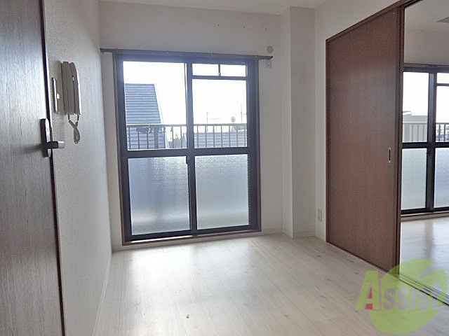 居室・リビング　大きな窓から入る光がとっても明るいお部屋なんですよ☆