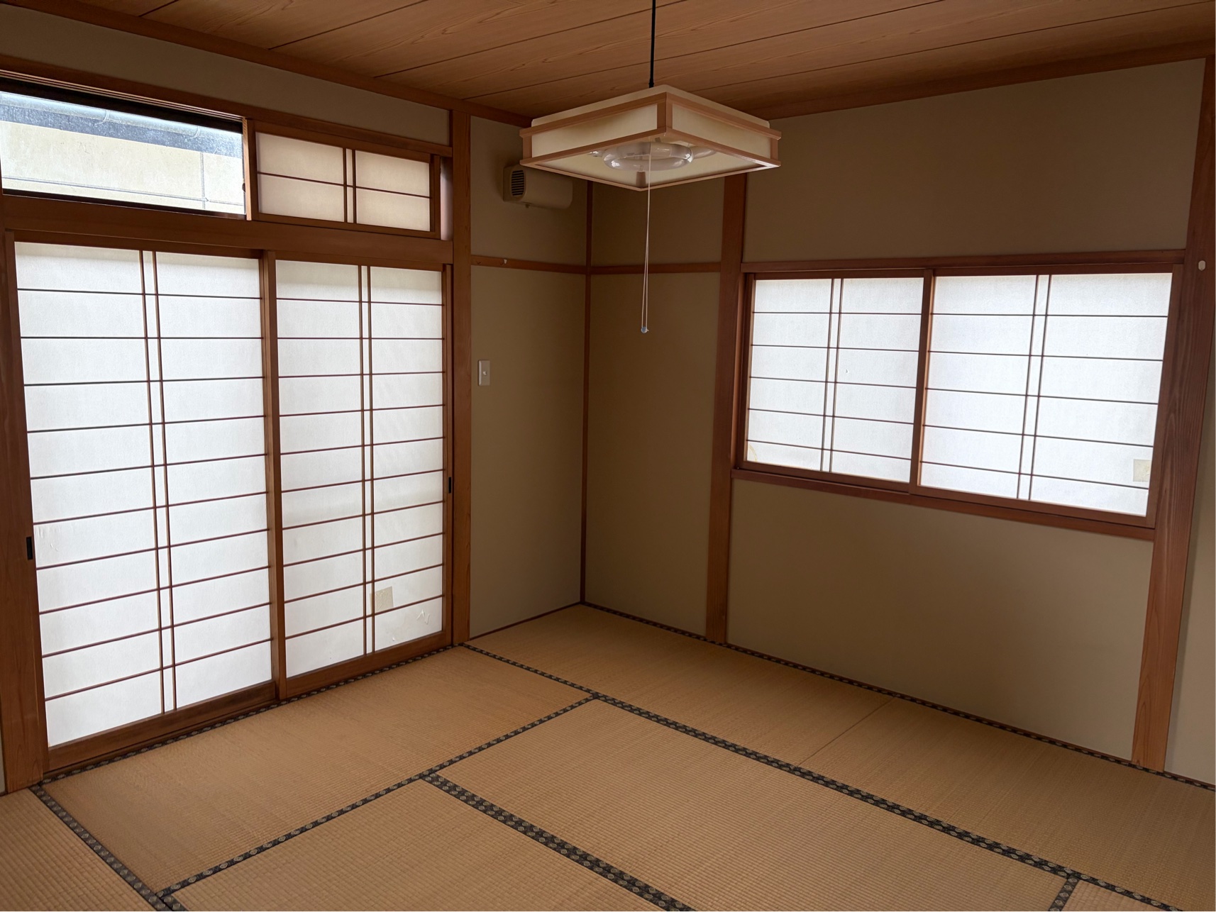 長井市緑町貸家の居間写真