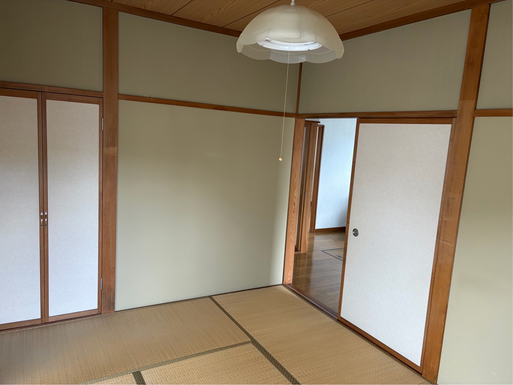 長井市緑町貸家の居間写真