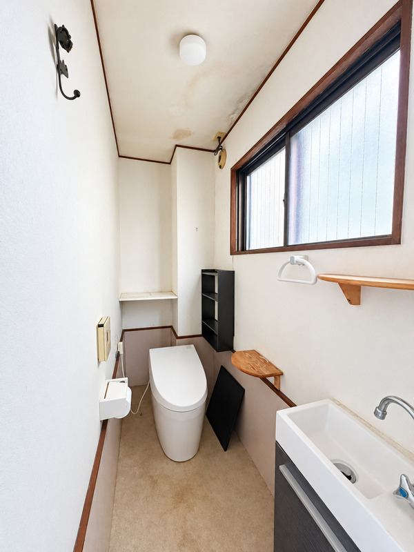 鳴神店舗付き戸建のトイレ写真