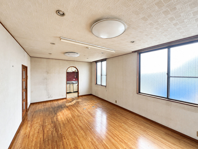 鳴神店舗付き戸建の居間写真