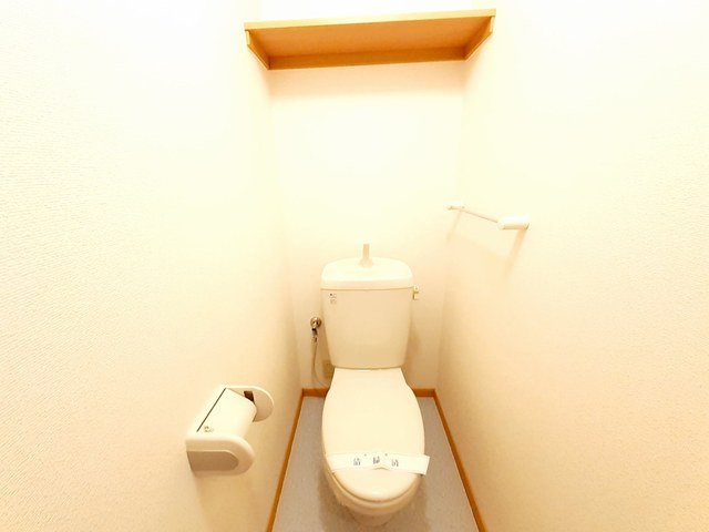 トイレ　落ち着いた色調のトイレです
