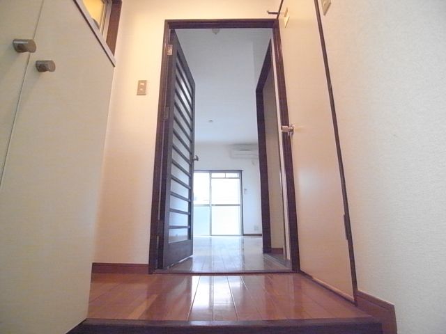 玄関　落ち着いた感じのお部屋です