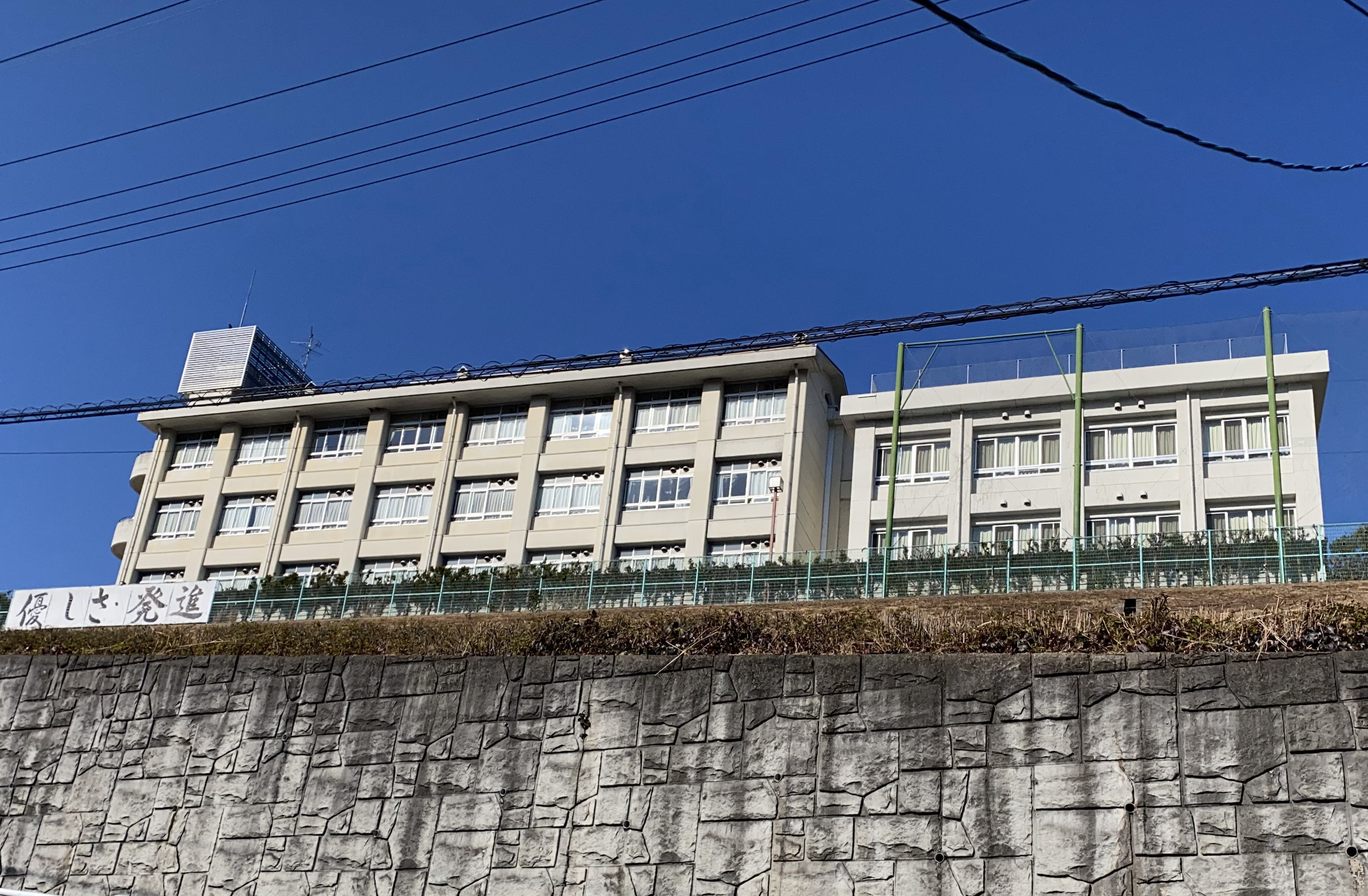 中学校　広島市立瀬野川東中学校（中学校）まで371m